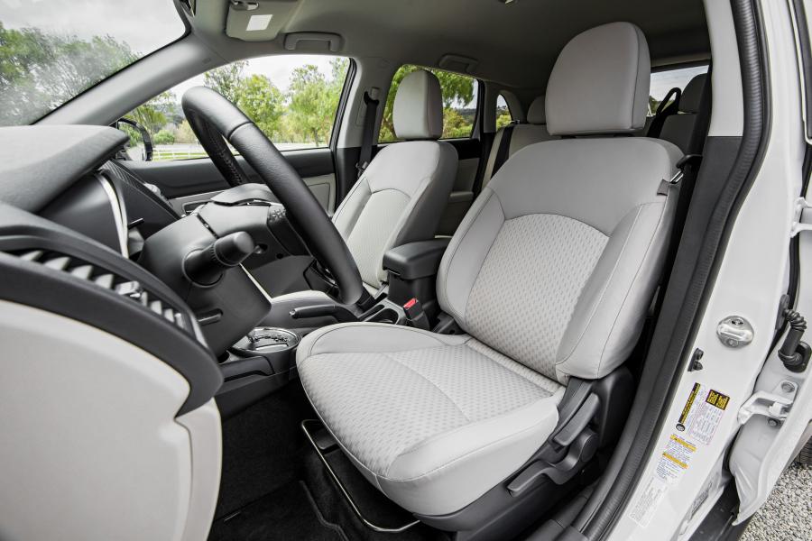 Интерьер Mitsubishi Outlander Sport SEL 2015 года  (фото 8 из 31)
